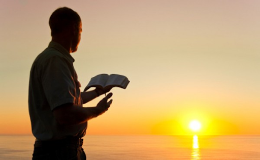 Leitura bíblica ao pôr do sol